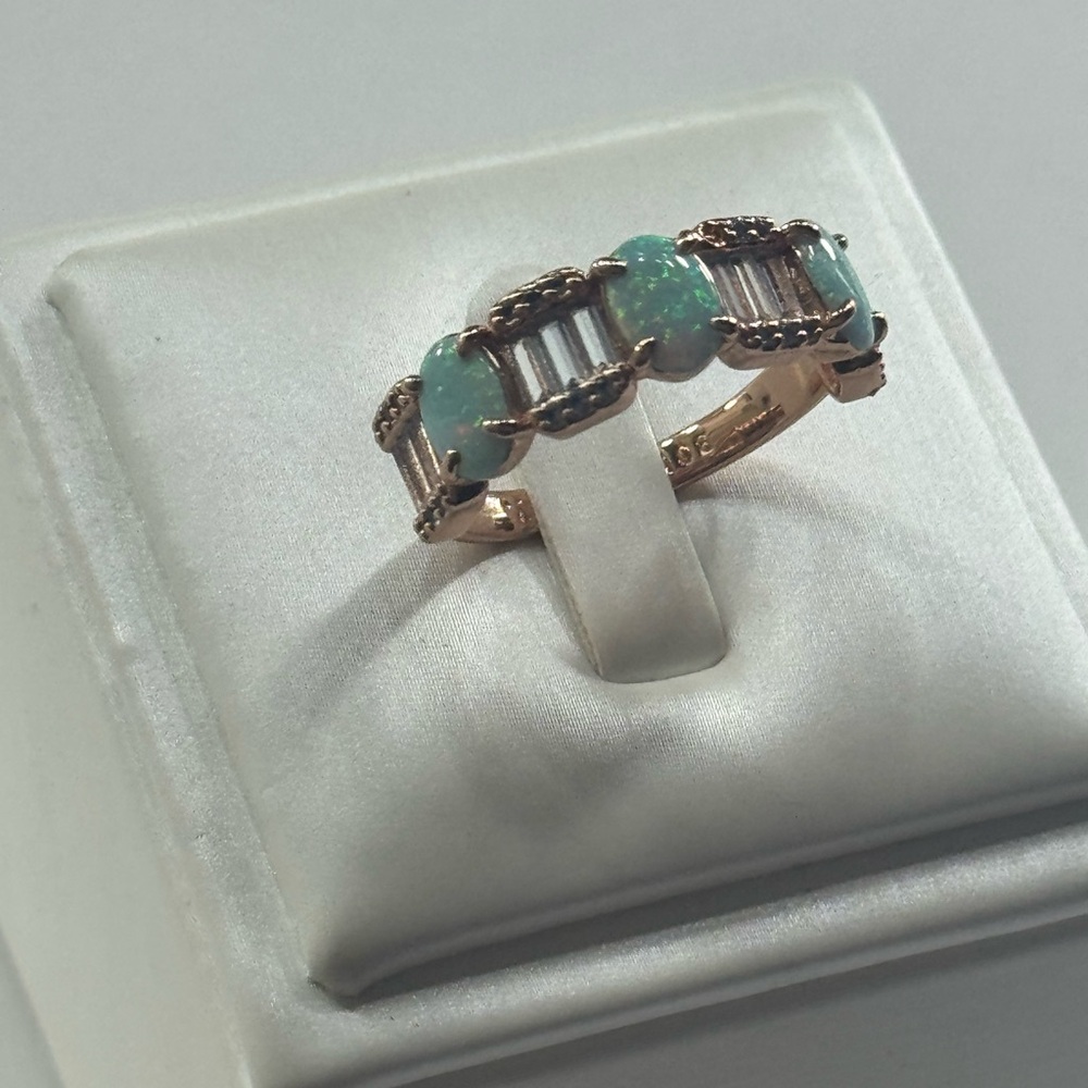 Elegant Gold and Green Gemstone Ring